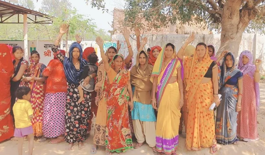 बदायूं: शिकायत के बाद भी बंद नहीं हुई शराब की अवैध बिक्री, महिलाओं ने किया प्रदर्शन