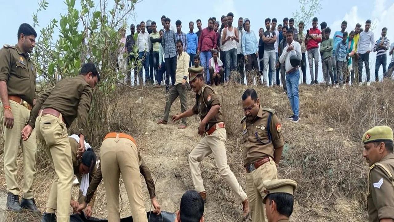 अंबेडकरनगर: बोरी में महिला का शव मिलने से इलाके में सनसनी, हत्या कर फेंके जाने की आशंका, शिनाख्त में जुटी पुलिस