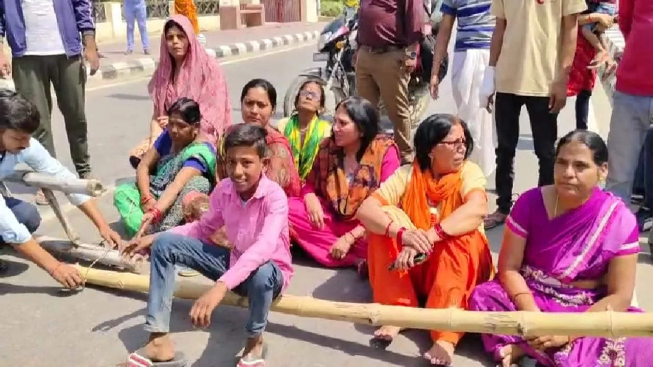 अयोध्या: जलभराव से त्रस्त लोगों ने किया रामपथ जाम, पुलिस ने भगाया