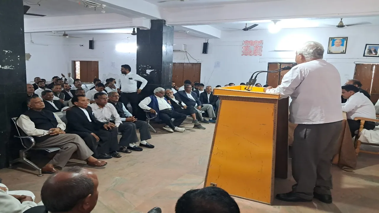 सुलतानपुर: ज्यूडिशियरी ट्रांसफर से नाराज वकीलों ने की बैठक, कामकाज रहा ठप