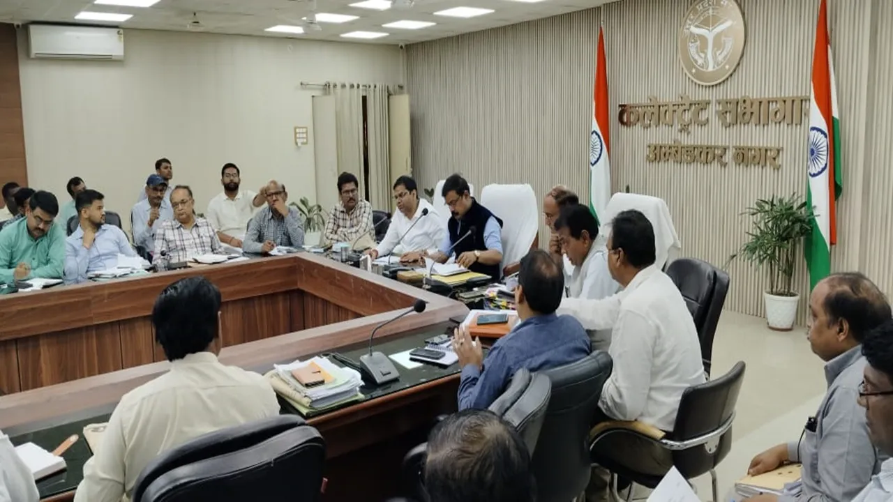 अंबेडकरनगर: लोकसभा चुनाव को लेकर अधिकारियों और कर्मचारियों को किया गया प्रशिक्षित