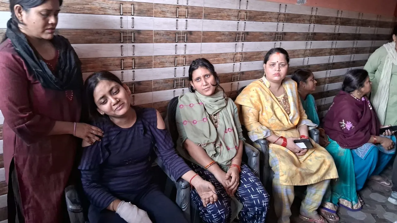 प्रयागराज: ''मेरे मम्मी-पापा को जिंदा जला दिया, पुलिस खड़ी होकर तमाशा देखती रही... बेटी का रो-रोकर बुरा हाल
