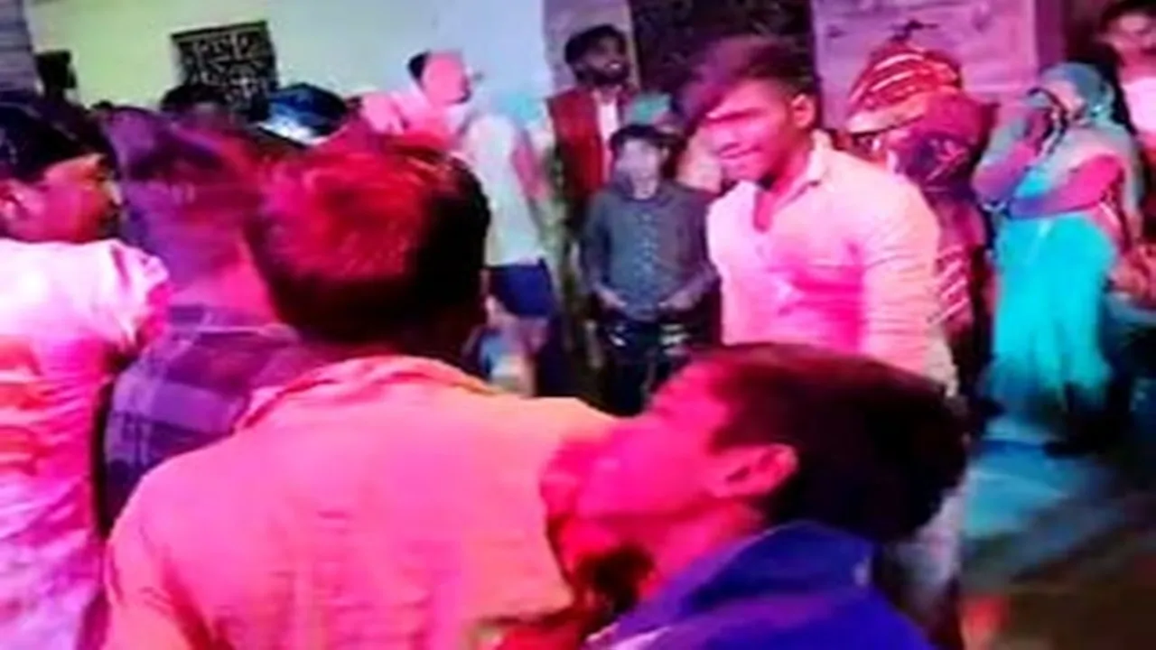 OMG: DJ पर डांस करते-करते गिरा दूल्हे का भाई, फिर कभी नहीं उठा किशोर, देखें Video