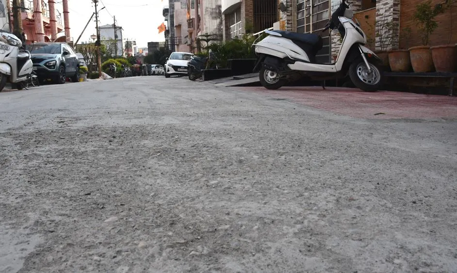 बरेली: मानकों को किया दरकिनार, 5 महीने भी नहीं चली वन मंत्री की विधायक निधि से बनी सड़क