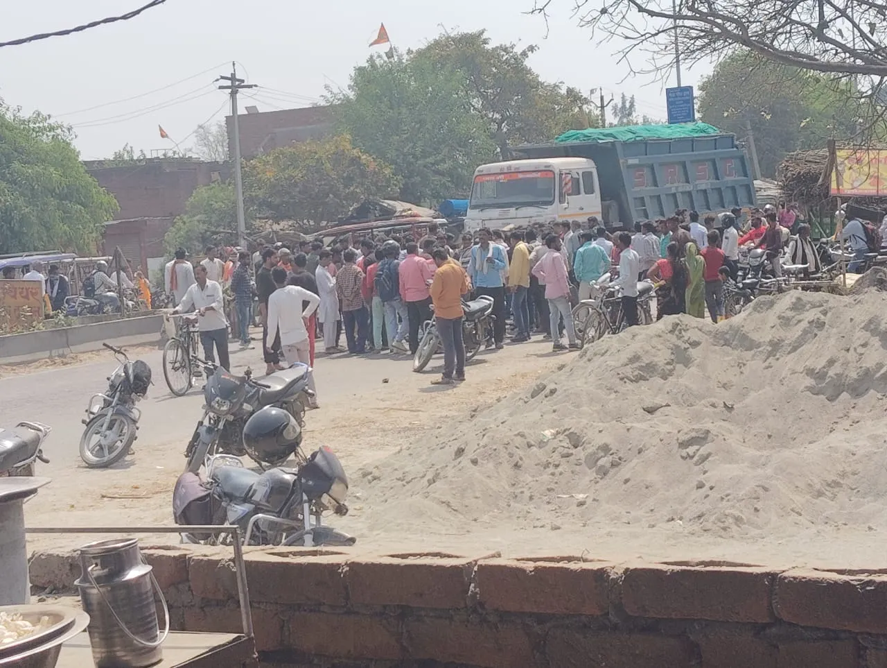 शाहजहांपुर: बाइक और ई-रिक्शा की भिड़ंत में दो लोग घायल, हालत गंभीर