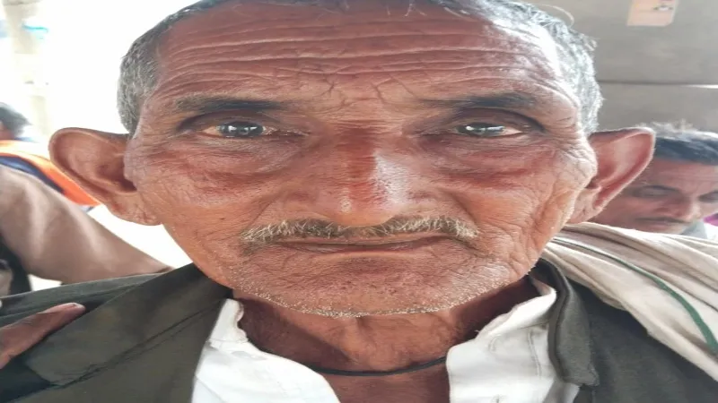 समाधान दिवस में पहुंचे वृद्ध, बोले-हूजूर हम जिंदा हैं ......! 