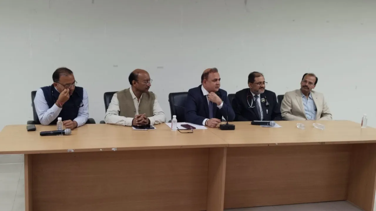 Lohia Institute lucknow: निदेशक डॉ. सीएम सिंह की नसीहत-मरीज के साथ न करें गलत व्यवहार