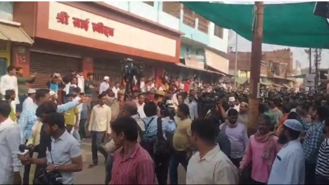 सुरक्षाकर्मियों को धक्का देकर कब्रिस्तान में घुसी हजारों की भीड़, कुछ ही देर में मुख्तार का शव किया जायेगा दफन