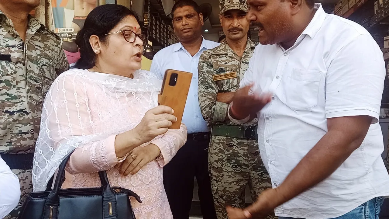 प्रयागराज: हाउस टैक्स वसूलने पहुंचे अधिकारी, तो व्यापारी ने छत से कूदने की दी धमकी