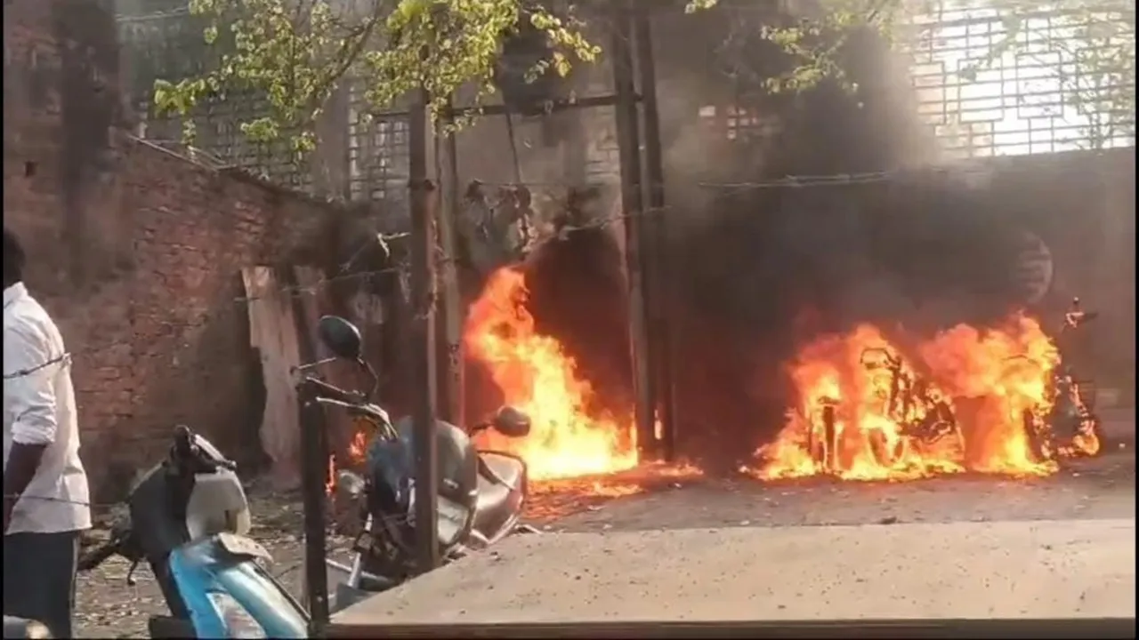  बाराबंकी: कोर्ट के गेट पर धू-धूकर जला ट्रांसफार्मर, तीन मोटरसाइकिल जलकर राख