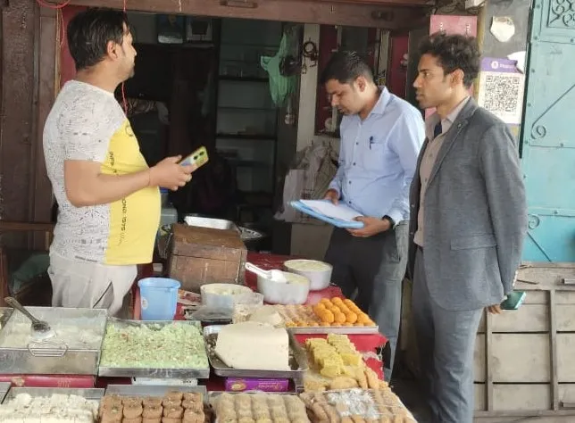 कासगंज: मिलावटखोरों पर FSDA ने कसा शिकंजा, छापेमारी कर खाने-पीने की इन चीजों के लिए सैंपल