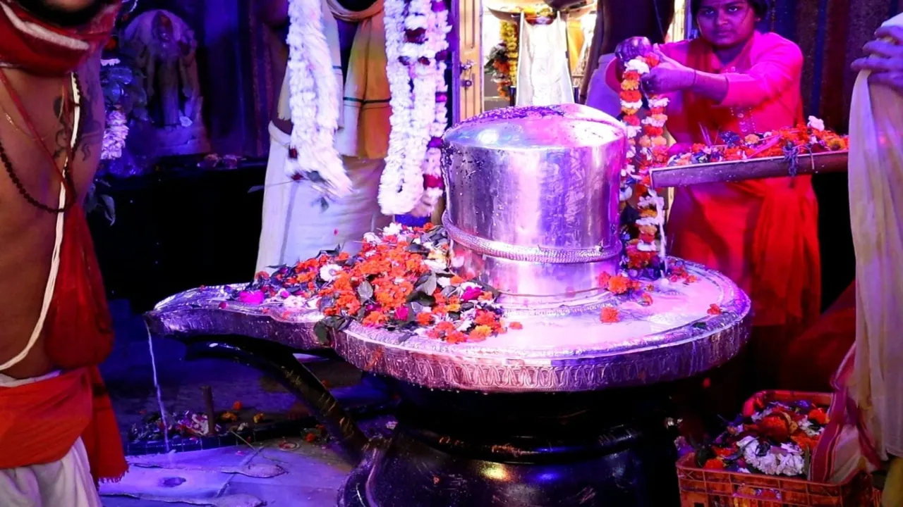 Video महाशिवरात्रि: लखनऊ के शिवालयों में उमड़ी श्रद्धालुओं की भीड़, हर-हर महादेव से गूंजा मनकामेश्वर मंदिर