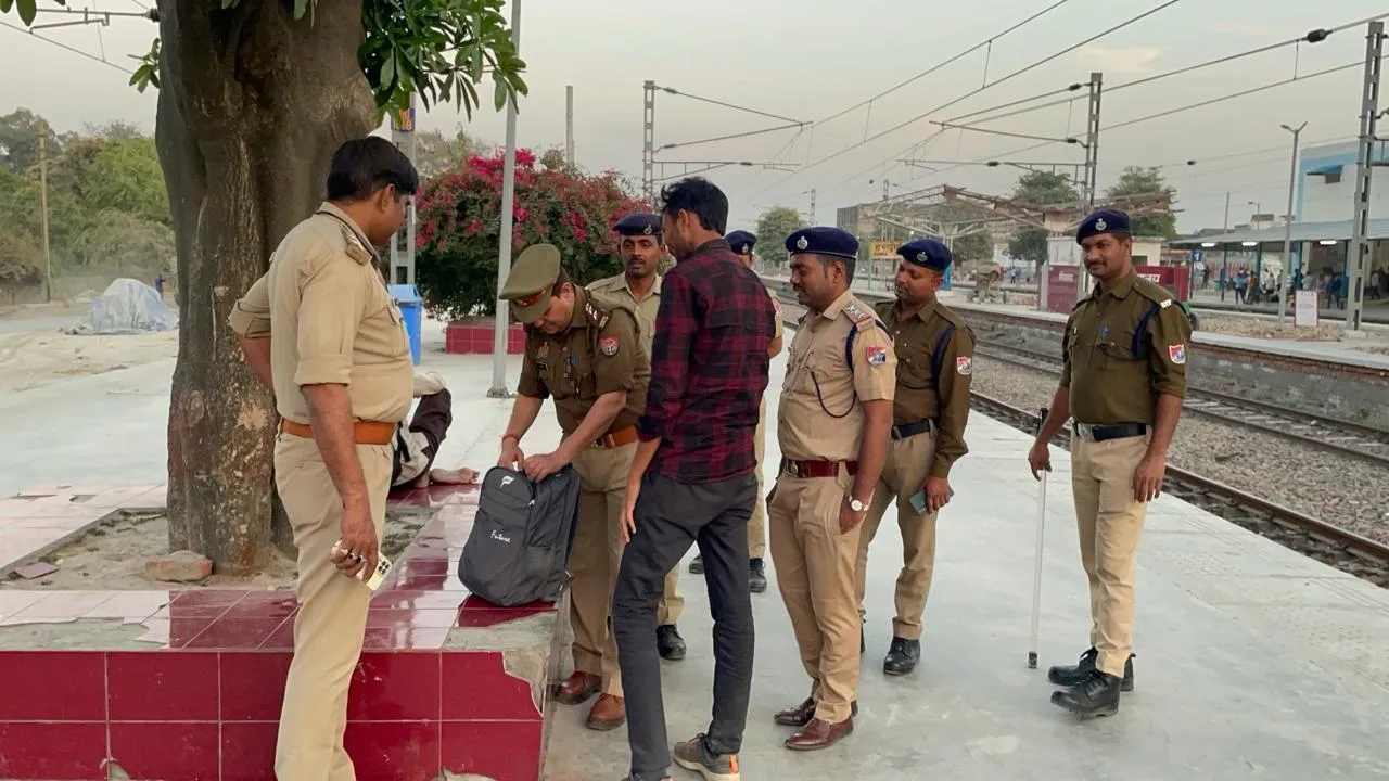 हरदोई में RPF-GRP ने रेलवे स्टेशन पर चलाया जॉइंट ऑपरेशन, यात्रियों के बैग की ली तलाशी-दी ये सलाह