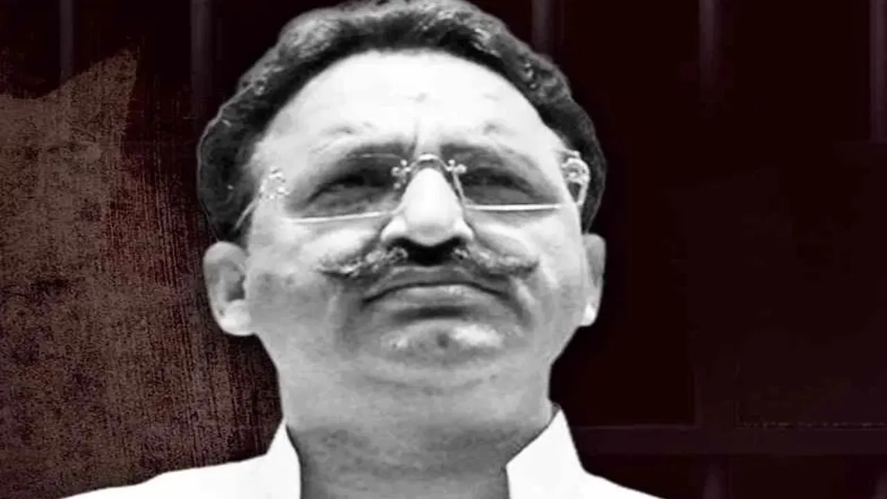 मां की कब्र के पास दफनाया गया मुख्तार का शव, परिजनों ने दी मिट्टी