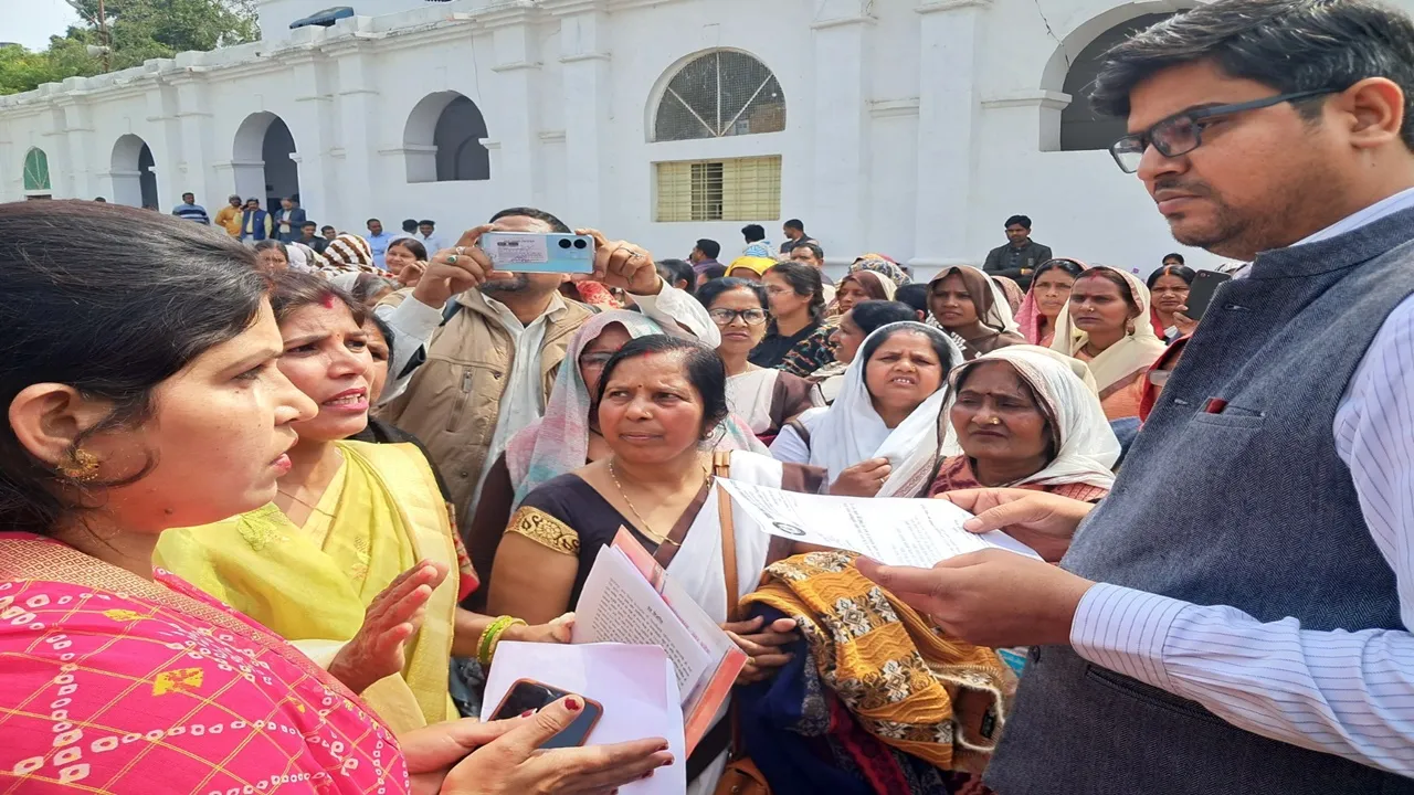 साहब! इतने में नहीं होता गुजारा..., आशा हेल्थ वर्कर्स ने घेरा डीएम कार्यालय
