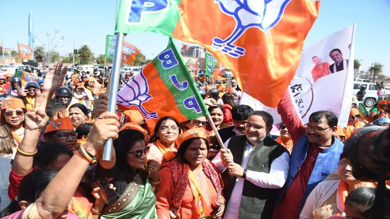 लखनऊ: महिला शक्ति वंदन बाइक रैली को भूपेंद्र चौधरी ने झंडी दिखा किया रवाना