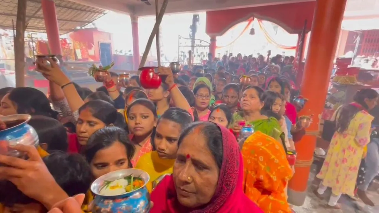 गोंडा: महाशिवरात्रि पर उमड़ा आस्था का सैलाब, हर हर महादेव के जयघोष से गूंजे शिवालय, देखें वीडियो