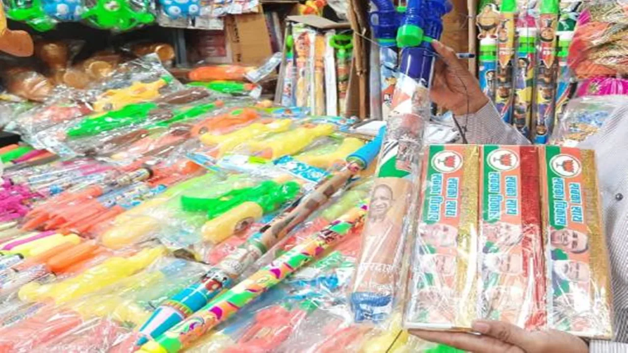 प्रयागराज के बाजारों में मोदी-योगी की तस्वीर वाली पिचकारी की धूम, कीमत जान उड़ जाएंगे होश