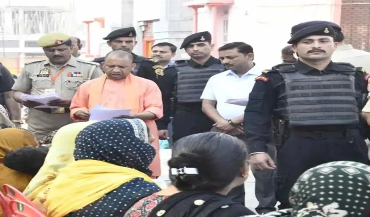 गोरखपुर: सीएम योगी ने किया जनता दर्शन कार्यक्रम, सुनी जनता की समस्याएं