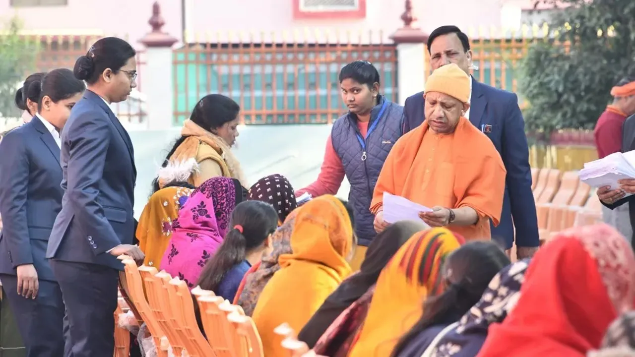 गोरखपुर: जनता दर्शन में बोले सीएम योगी- जन समस्याओं के समाधान में ढिलाई न बरतें अधिकारी  