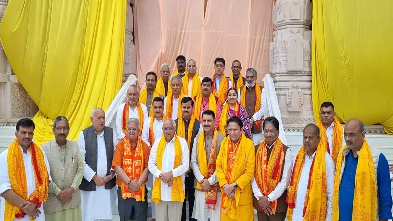 गुजरात के मुख्यमंत्री भूपेन्द्र पटेल अपने मंत्रिमंडल के साथ पहुंचे अयोध्या, रामलला का किया दर्शन-पूजन