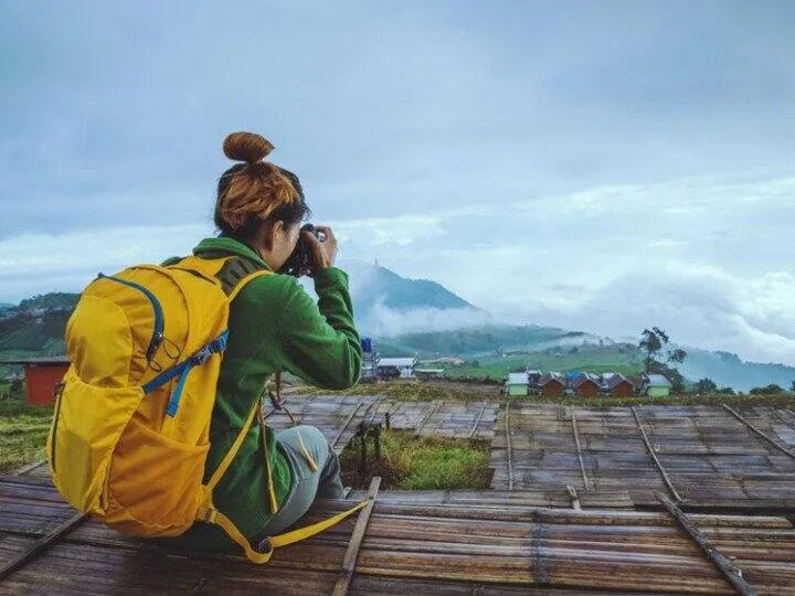 इन चीजों को ट्रैवलिंग के दौरान रखें साथ, यात्रा का उठा पाएंगे लुत्फ