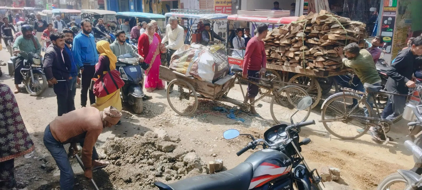 सरकार! शाहजहांपुर में सड़कें तोड़ रहीं कमर, पलट रहे वाहन...लोगों को हो रही भारी परेशानी 