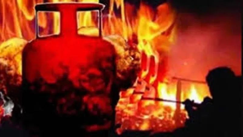 हरदोई: आग बुझाने के दौरान सिलेंडर में हुआ ब्लास्ट, एक की मौत, 5 झुलसे