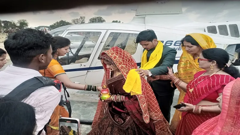 सुलतानपुर: जब गांव में हेलीकॉप्टर से दुल्हे को लेकर पहुंची दुल्हन तो लोग लेने लगे सेल्फी, जाने क्या है पूरा मामला...