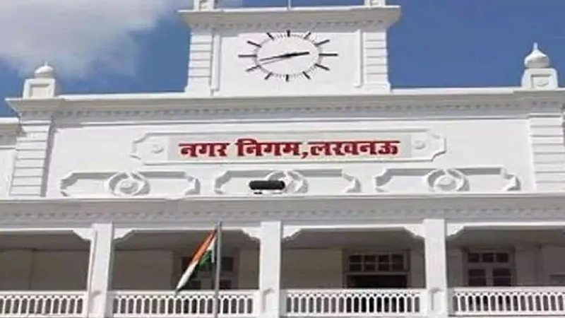 Lucknow: थम नहीं रहा नगर आयुक्त व पार्षद विवाद, कार्रवाई की मांग, जानें पूरा मामला