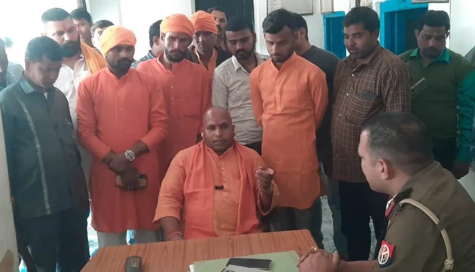 पीलीभीत: अचानक समर्थकों संग थाने पहुंचे योगी, प्रधान की गिरफ्तारी की मांग...दरोगा पर भी लगाए आरोप