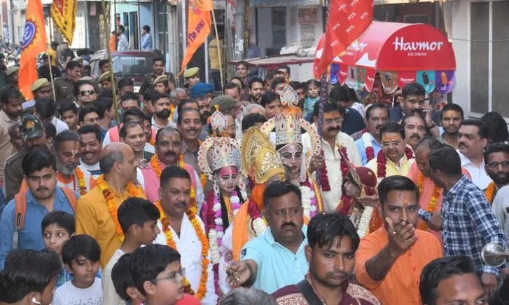 बरेली: नरसिंह मंदिर से निकाली पताका यात्रा, कल से रामलीला का मंचन