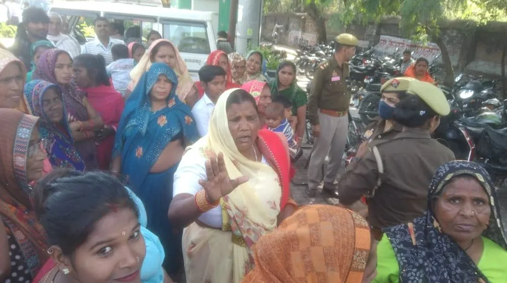 बरेली कॉलेज के पूर्वी गेट पर महिलाओं का हंगामा, बोलीं- हमारे वोट से बने हैं CM, हमें ही अंदर घुसने नहीं दिया जा रहा