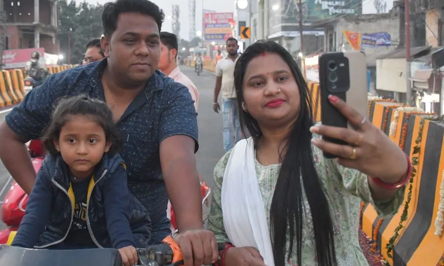 बरेली: कुतुबखाना पुल पर दौड़ने लगे वाहन, लोगों ने जमकर ली सेल्फी 
