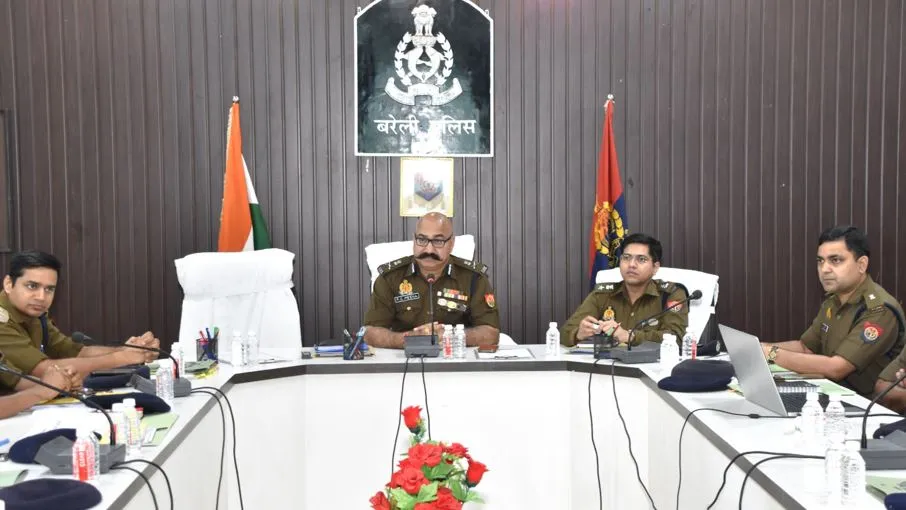 बरेली: त्योहार और चुनाव को लेकर ADG की बैठक, बोले- हर एक घटना में मौके पर पहुंचें पुलिस अधिकारी