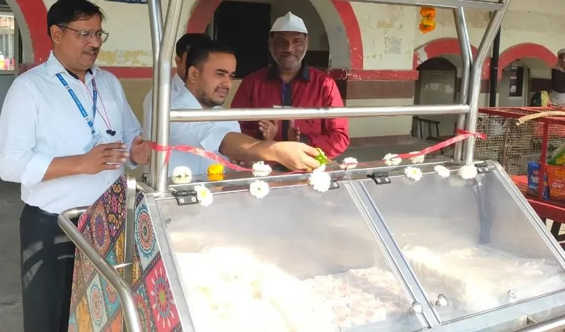 Budaun News: गुजिया-पेड़ा के शौकीन हैं तो अब क्यों जाना दूर...रेलवे स्टेशन पर मिलेगी सुविधा, जानिए रेलवे की नई व्यवस्था