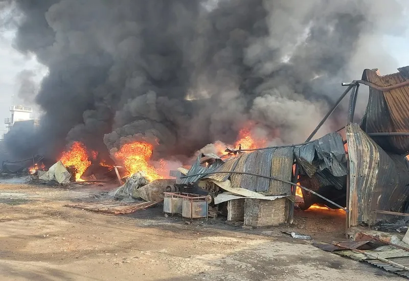 रामपुर : कबाड़ के गोदाम में लगी भीषण आग, धुंआ उठता देख मची चीख-पुकार