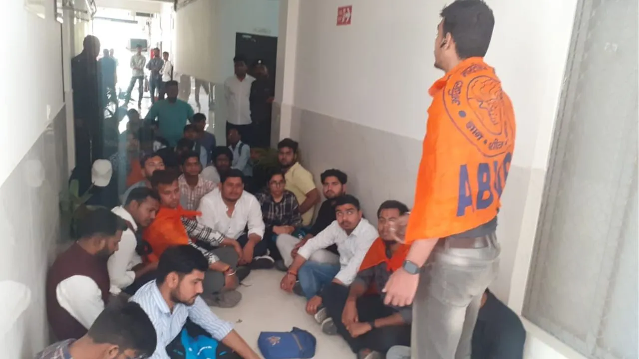 Kanpur News: CSJM यूनिवर्सिटी में एबीवीपी के कार्यकर्ता धरने पर बैठे...इन मांगों को लेकर कर रहे नारेबाजी
