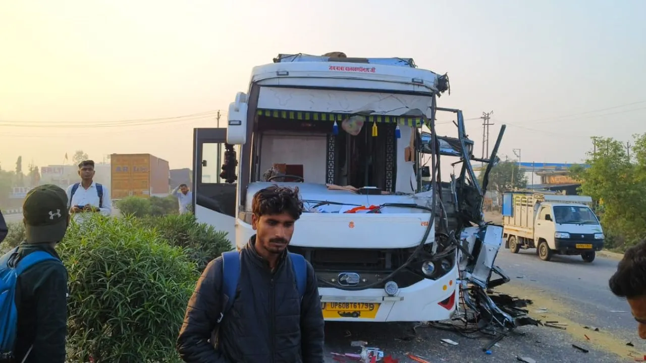 Etawah Accident: नेशनल हाईवे पर ट्रक चालक के ब्रेक लगाने पर बस पीछे से घुसी, हादसे में परिचालक समेत चार घायल