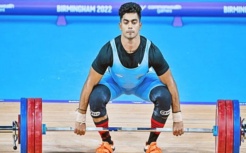 भारोत्तोलक Achinta Sheuli रात में महिला होस्टल में जाते पकड़े गए, राष्ट्रीय शिविर से बाहर 