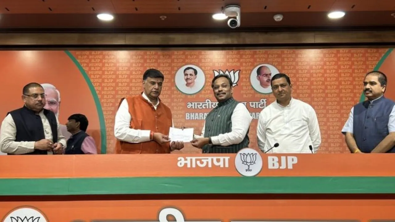 UP Politics: कांग्रेस छोड़कर अजय कपूर ने थामा BJP का दामन...लोकसभा चुनाव के लिए बड़ा झटका