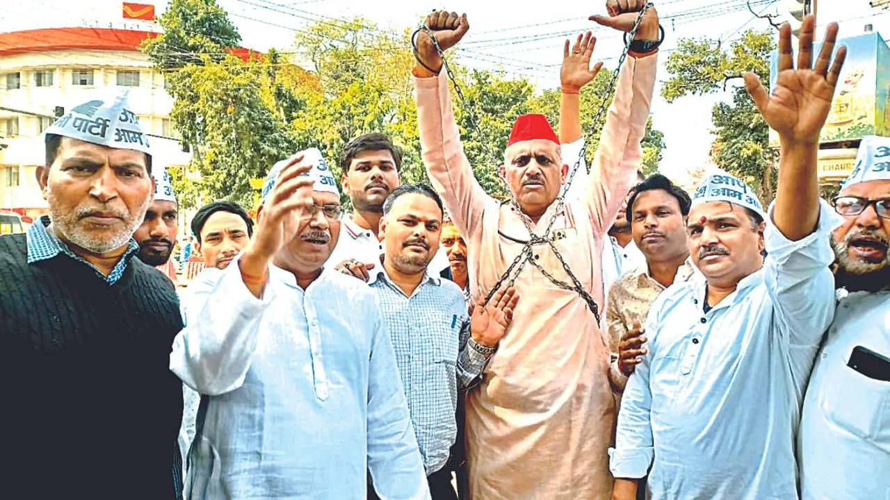 Kanpur: सपा ने केजरीवाल की गिरफ्तारी को बताया तानाशाही; विधायक अमिताभ ने बेड़ियों में कैद होकर किया प्रदर्शन
