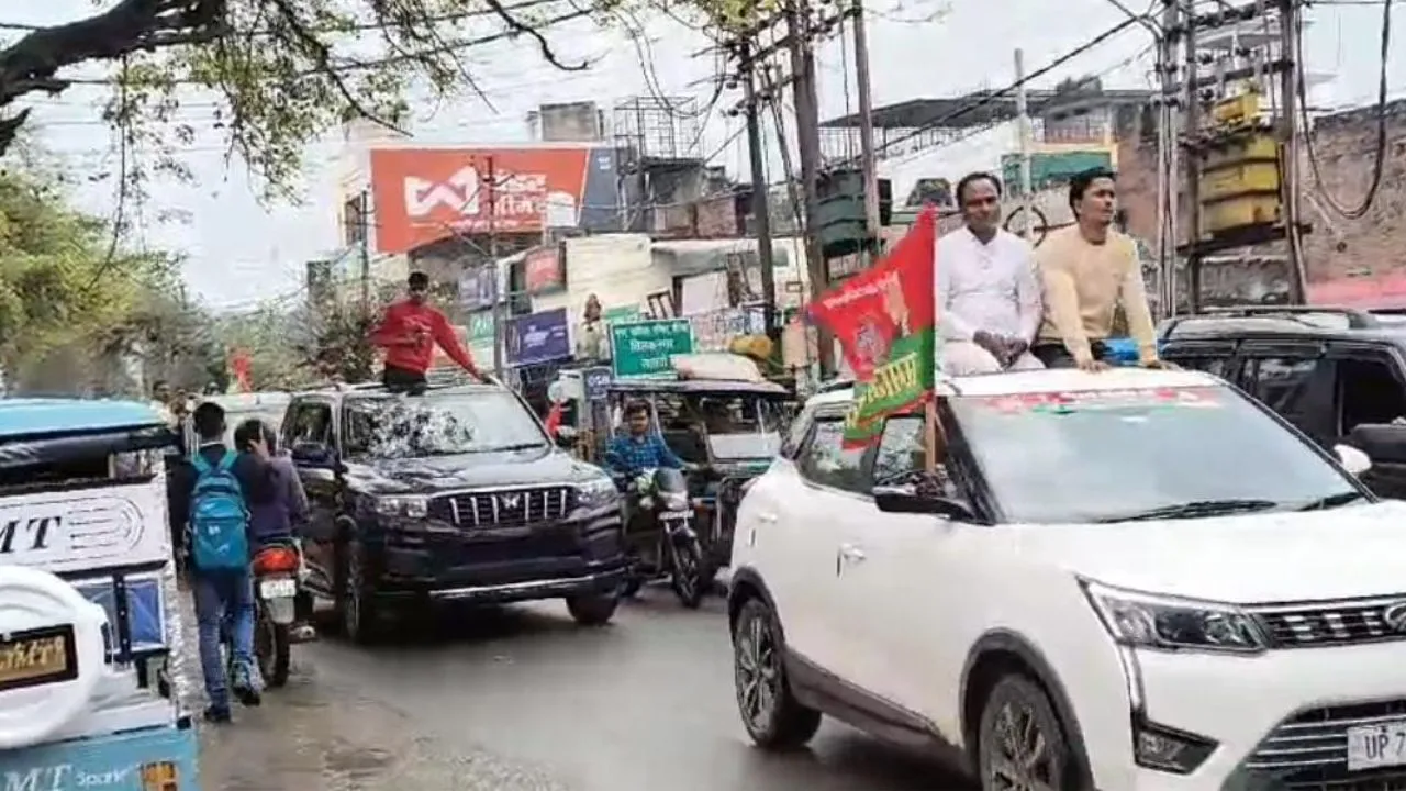 Auraiya: हिस्ट्रीशीटर ने शक्ति प्रदर्शन करते हुए लाव-लश्कर के साथ निकाली वाहन रैली...LIU इंस्पेक्टर व कोतवाली प्रभारी नपे