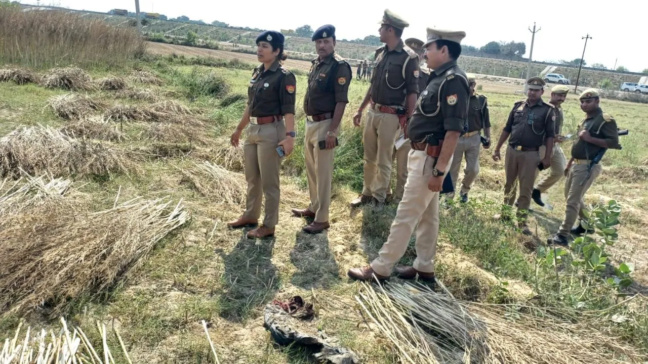 Auraiya: महिला की खोपड़ी का कंकाल व कपड़े खेत में पड़े मिले...शरीर के अन्य हिस्से की तलाश में जुटी पुलिस