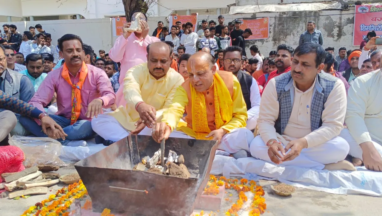 मुरादाबाद: गोकशी केस...VHP कार्यकर्ता समेत 6 गिरफ्तार, अब कमिश्नर ऑफिस के सामने हवन