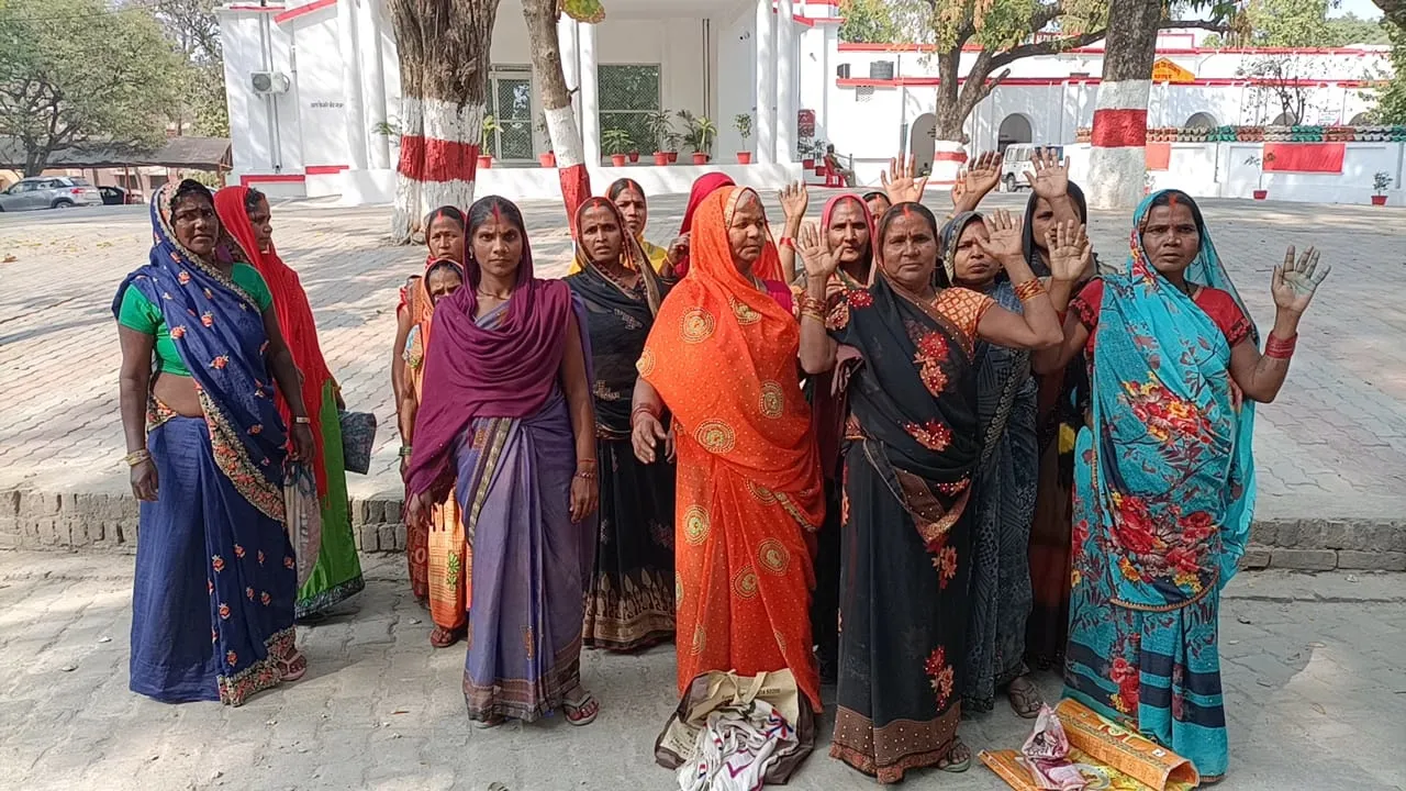 बहराइच: प्रति यूनिट कम खाद्यान्न देता है कोटेदार, विरोध पर कहता है अपशब्द, महिलाओं ने डीएम कार्यालय पर किया प्रदर्शन