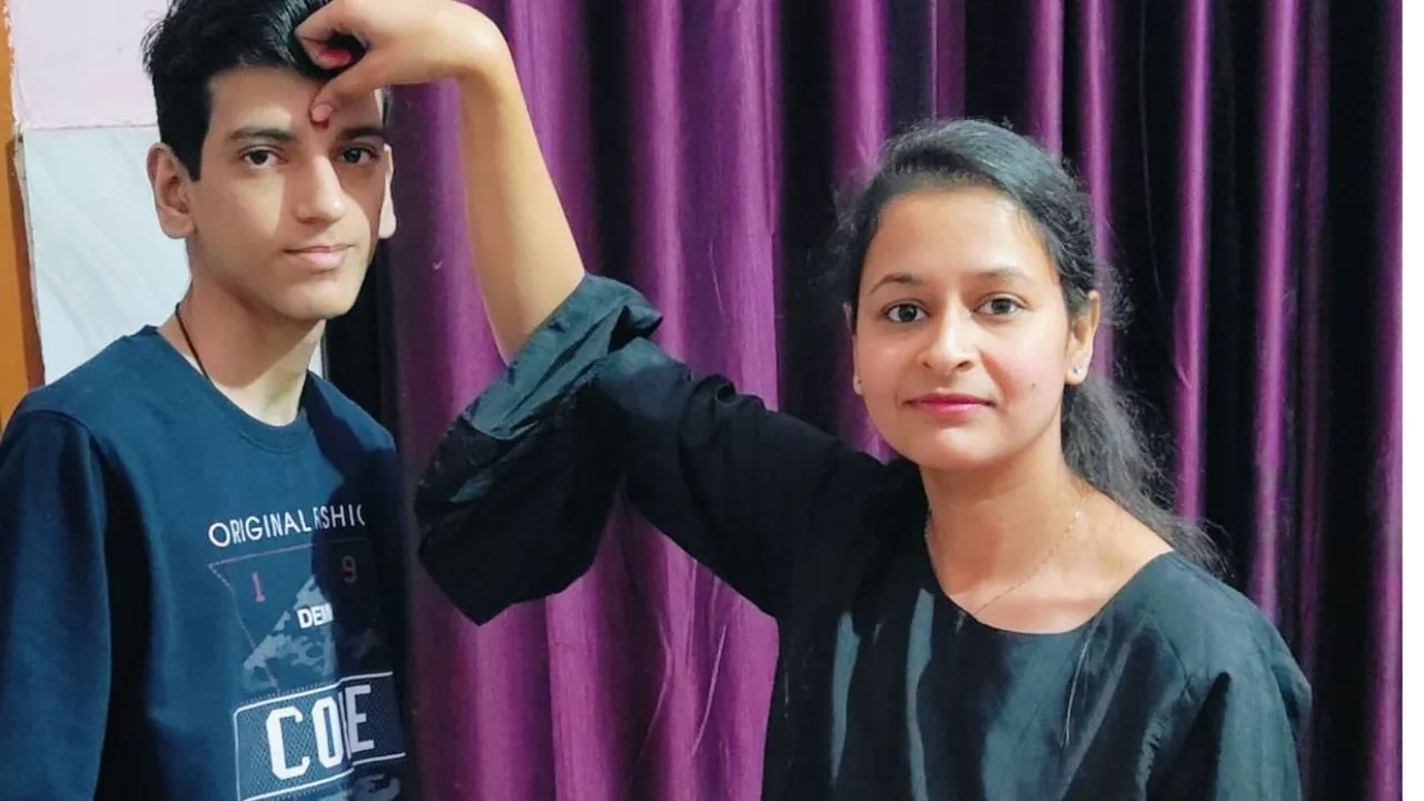 Bhai Dooj 2024: माथे पर तिलक लगा भाइयों के लिए मांगी सुख समृद्धि...शगुन के तौर पर उपहार भेंट कर रक्षा का लिया संकल्प