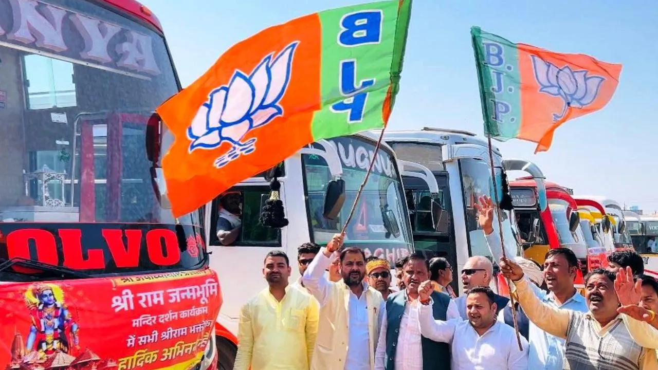 Banda: जय श्रीराम के उद्घोष के साथ अयोध्या रवाना हुए सैकड़ों रामभक्त की टोली...सदर विधायक ने झंडी दिखाकर किया रवाना