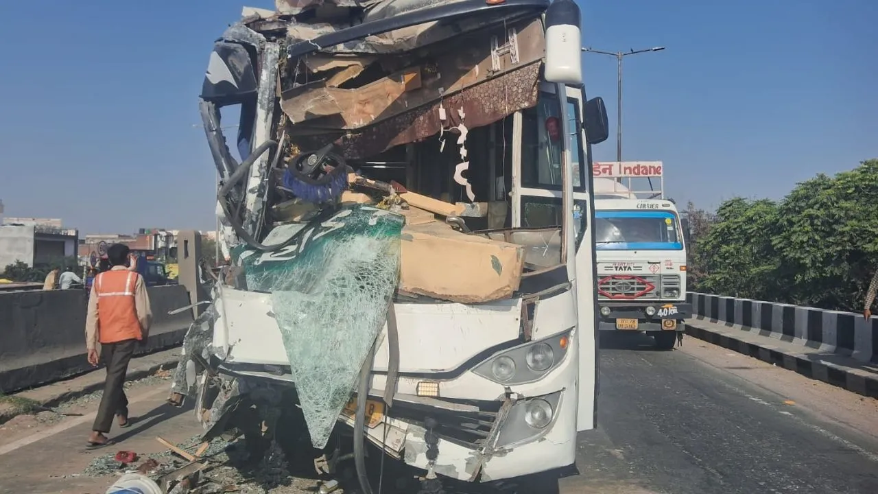 Kanpur Accident: तेज रफ्तार बस सड़क किनारे खड़े डंपर से टकराई...एक की मौत व 12 घायल