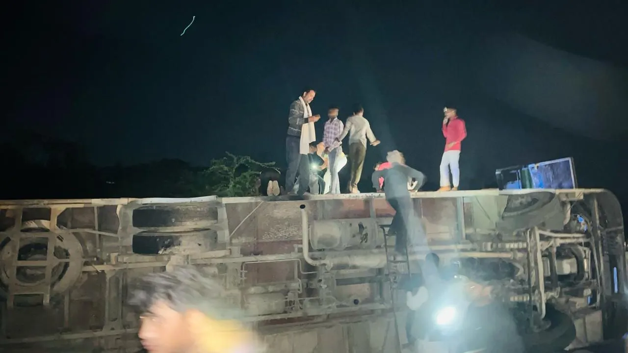 Auraiya News: श्रद्धालुओं से भरी स्लीपर बस खाई में गिरी...मची चीख-पुकार, हादसे में एक दर्जन से ज्यादा घायल